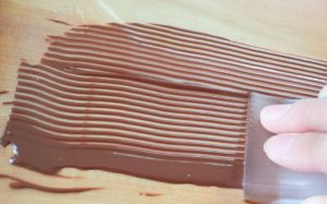 ホムセンで売ってる で オシャレなストライプチョコレートが作れる チョコレート細工