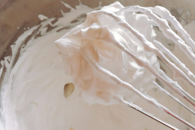 ホイップクリーム市販のカロリー＆生クリームとの違い！あまったら冷凍保存できる？