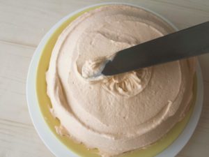 ケーキ生クリームの塗り方のコツ 裏技 100均素材を使ってキレイに塗る方法