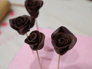 チョコ風 バラの作り方 花びらをキレイに巻くコツ バレンタインケーキの飾りにも
