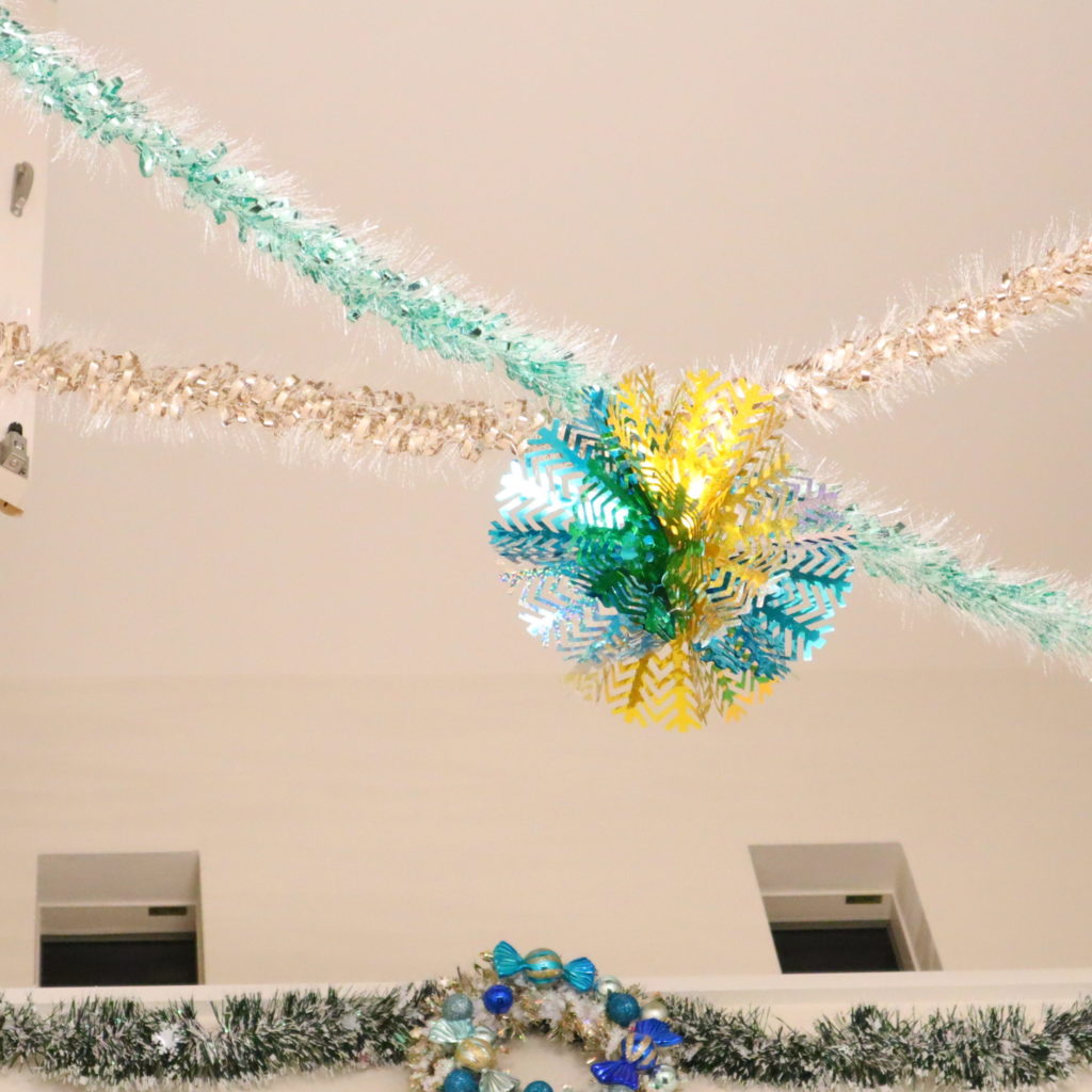 ダイソー100均クリスマス飾り21 タペストリー モール ガーランドやシール ディズニーグッズも