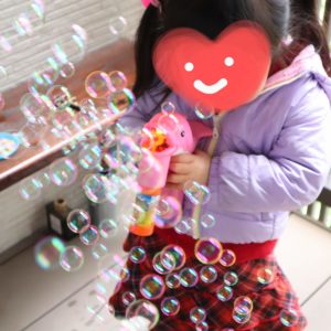 ダイソー100均シャボン玉 電動やアヒルスティックなど使ってみた 液の手作り方法も