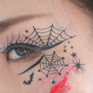 ダイソーハロウィンメイクグッズ21 血のり タトゥーや目玉シール 傷メイク実例 やり方も 100均 Sweetsレシピ