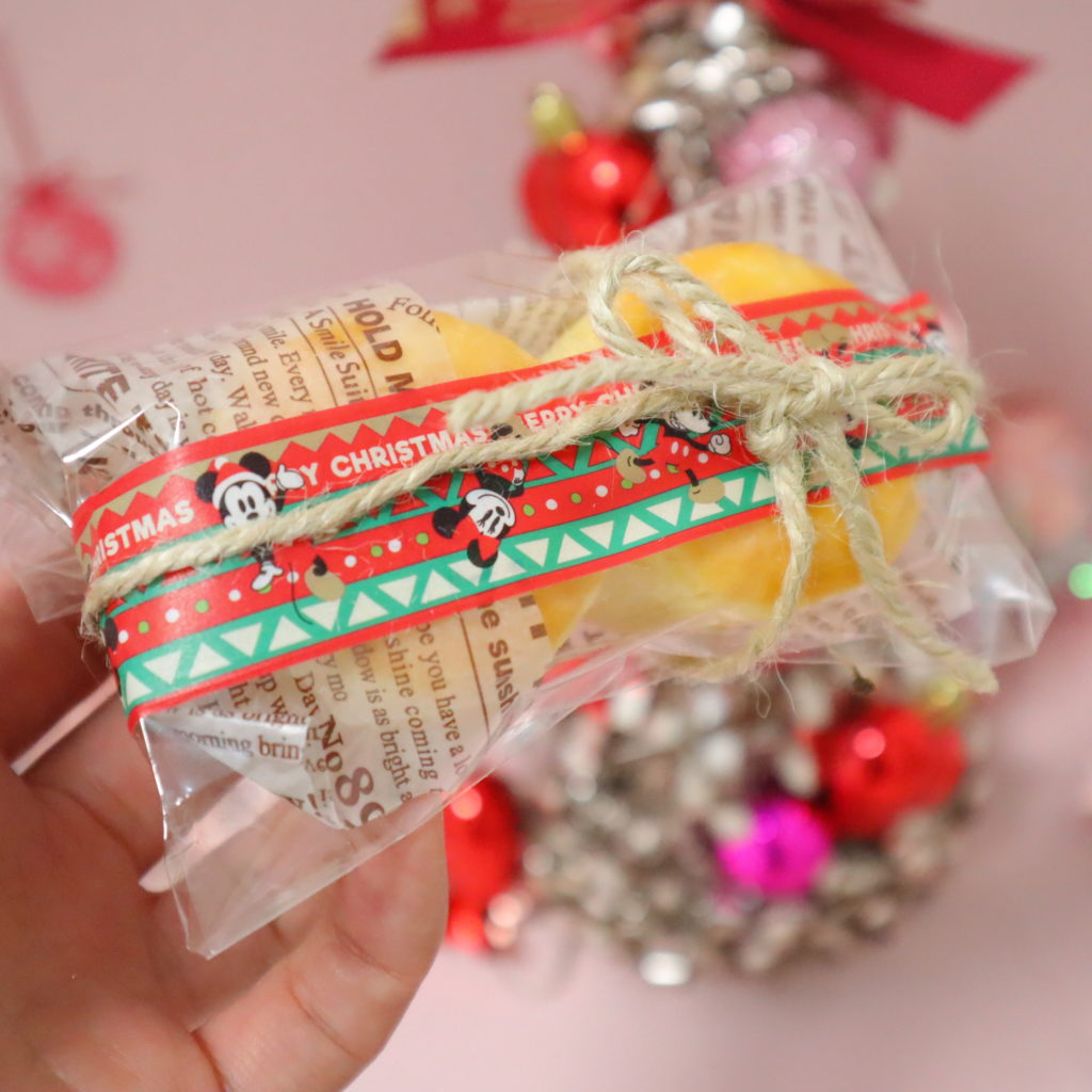 ダイソー100均クリスマス ラッピング袋 包装紙 サンタ靴下 包み方実例や飾りつけグッズも