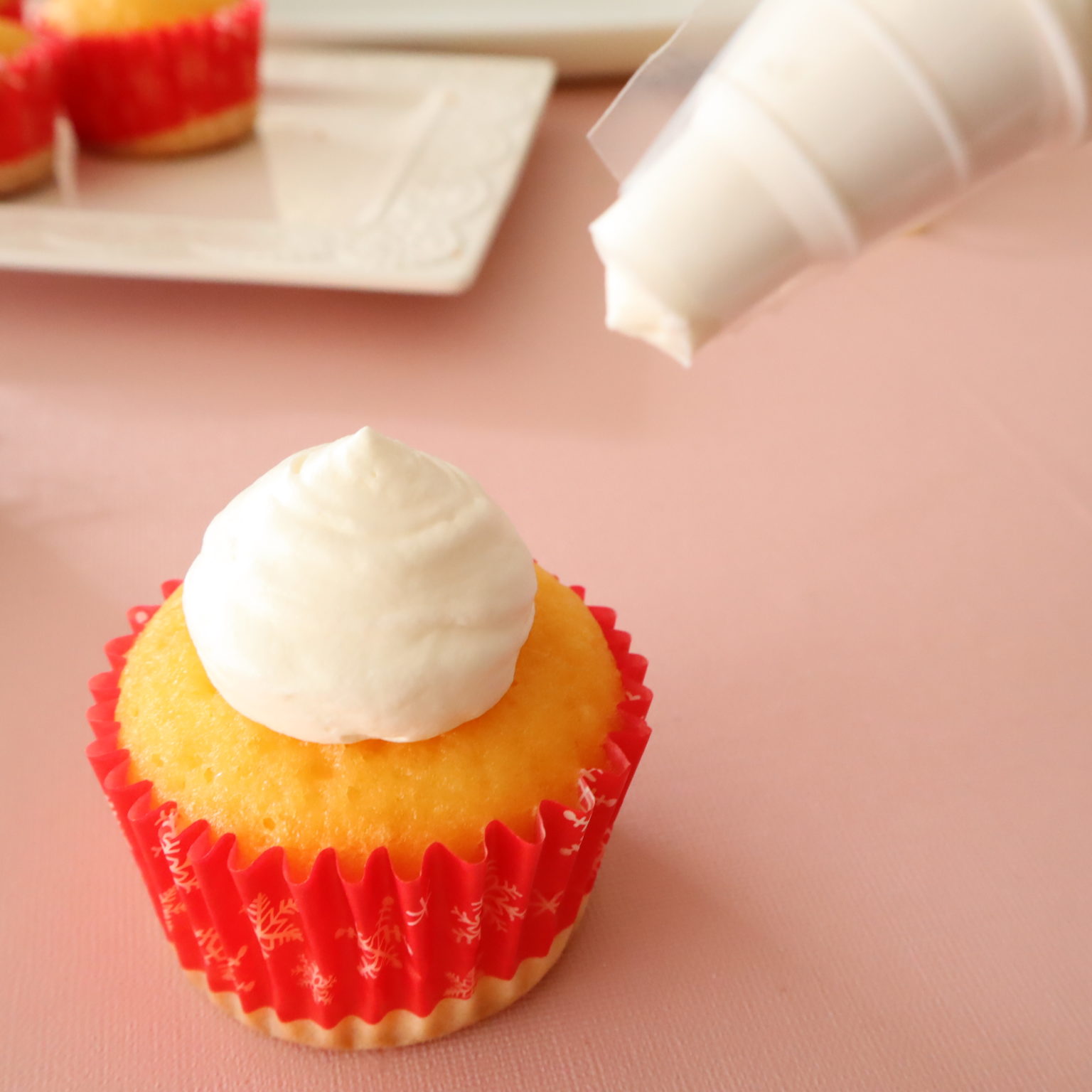 紙吹雪をふりかけるカップケーキのレシピ