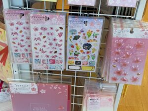 ダイソー100均桜グッズ21 造花や紙皿パーティーお弁当グッズ 春リメイクシートやラッピング袋も 100均 Sweetsレシピ