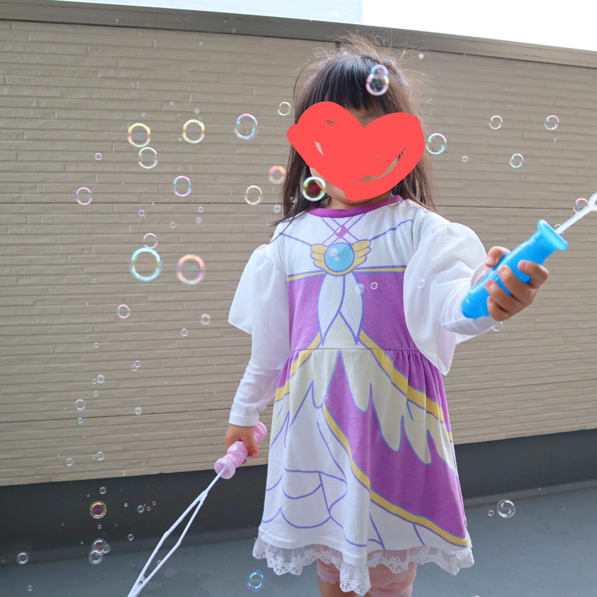 【セリア100均シャボン玉】電動バブルガンや手動・スティックなど使ってみた！液の手作り方法&ダイソーも