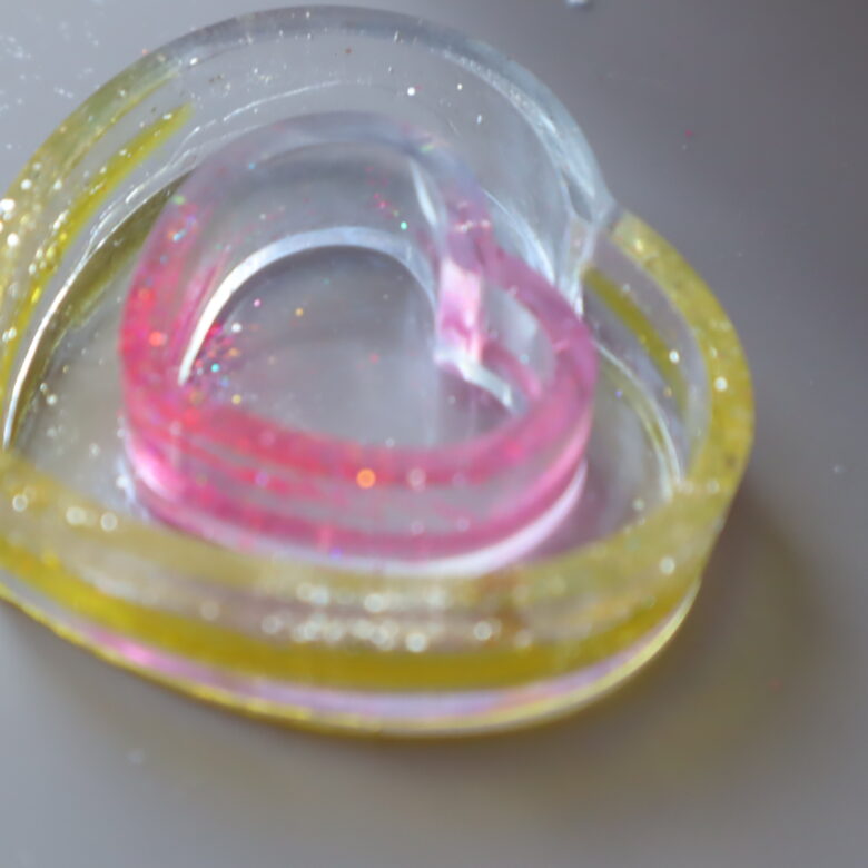レジン　キーホルダー　作り方　100均
