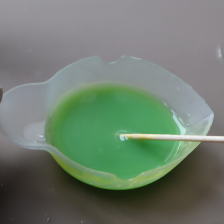 レジン　キーホルダー　作り方　100均