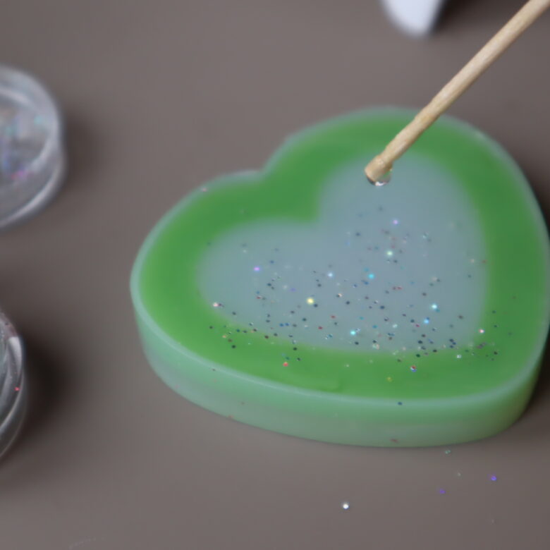 シャカシャカキーホルダー　手作り　100均