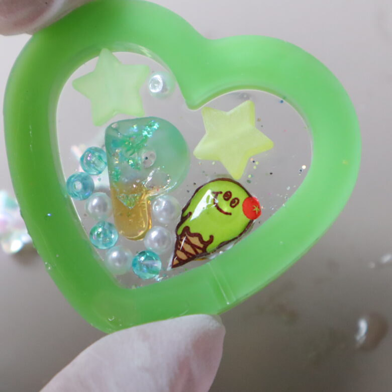 レジン　キーホルダー　作り方　100均