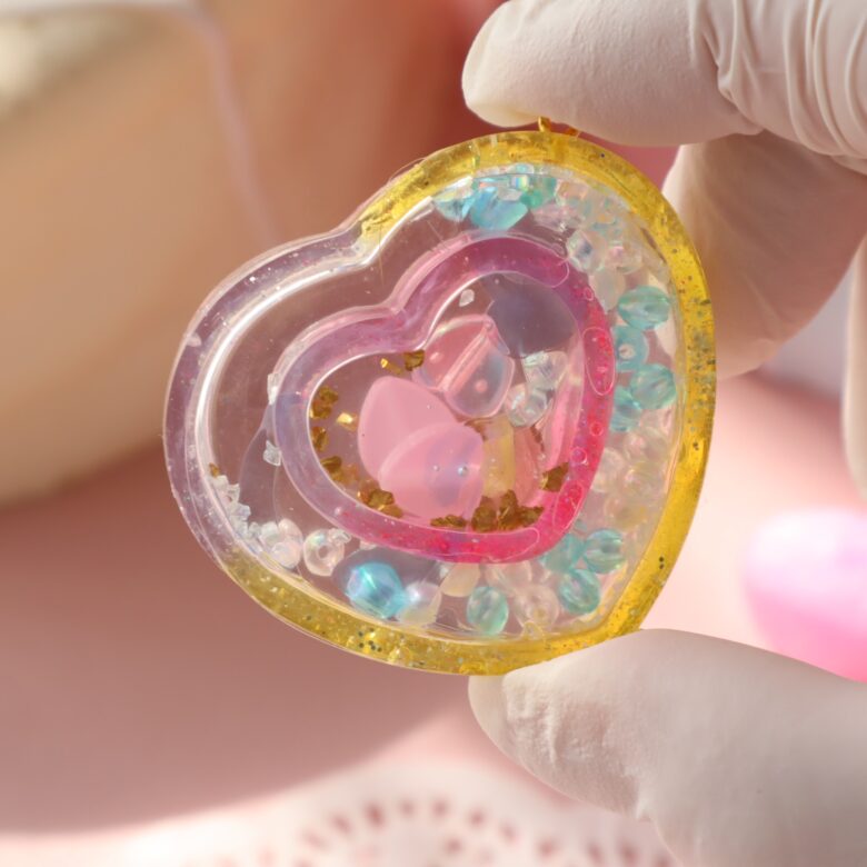 レジン　キーホルダー　作り方　100均