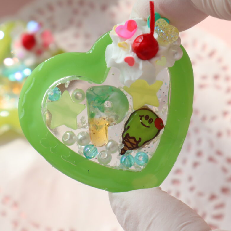 レジン　キーホルダー　作り方　100均